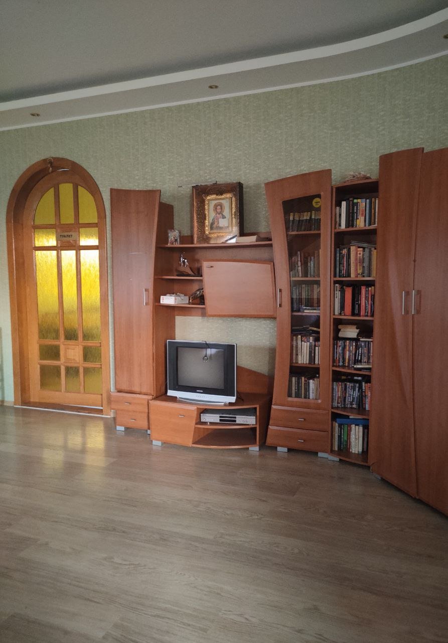 Кімната з книжковою шафою для відпочинку