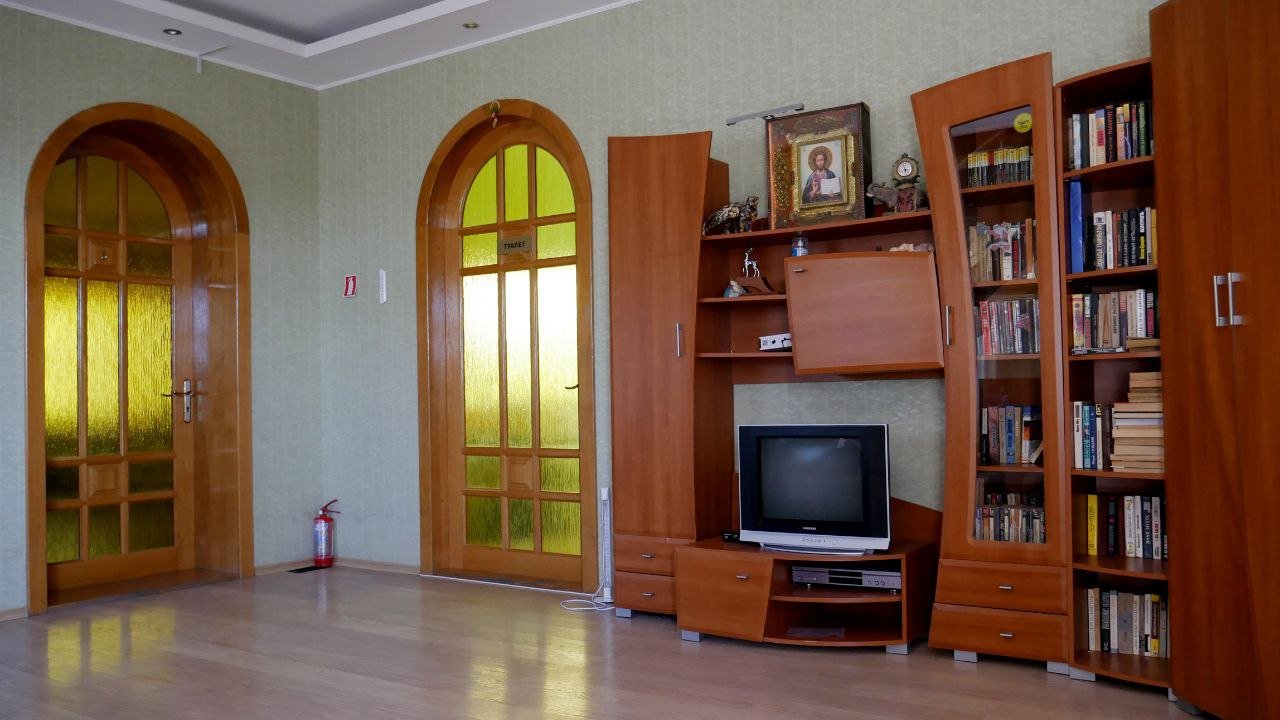 Холл з арковими дверима та бібліотекою